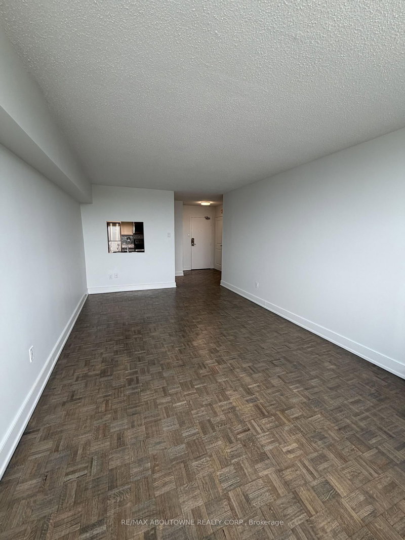 606 - 147 Wellington Street W