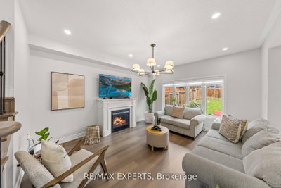 22 Manor Glen Crescent • East Gwillimbury, ON photo 6