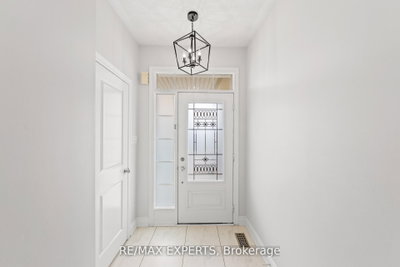 22 Manor Glen Crescent • East Gwillimbury, ON photo 9