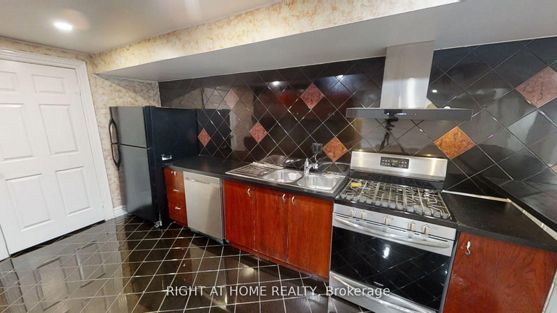(Lower) 31 NORTHGATE Crescent E