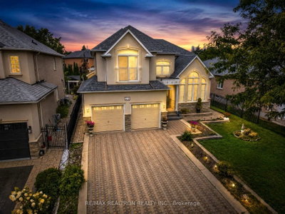22 Queensborough Court • Richmond Hill, ON photo 3
