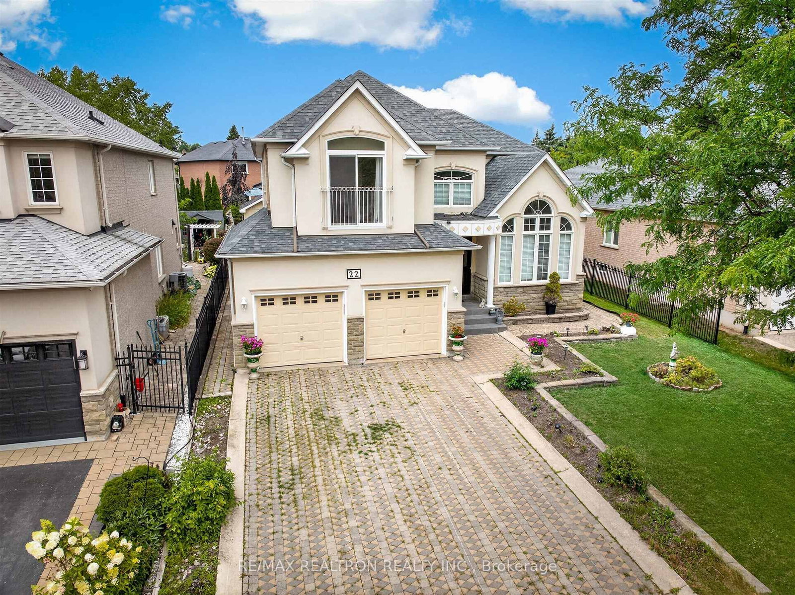 22 Queensborough Court • Richmond Hill, ON photo 4