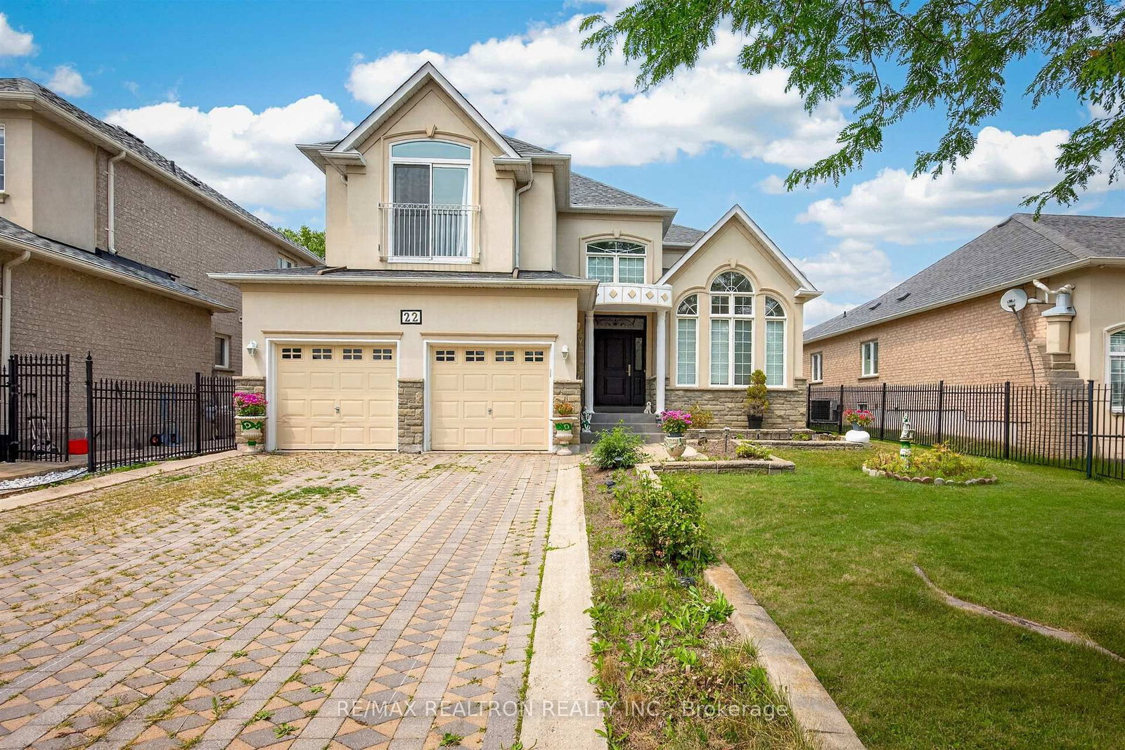 22 Queensborough Court • Richmond Hill, ON photo 6