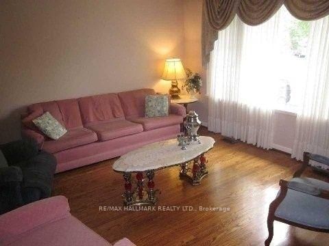 169 Trayborn Drive • Richmond Hill, ON photo 2