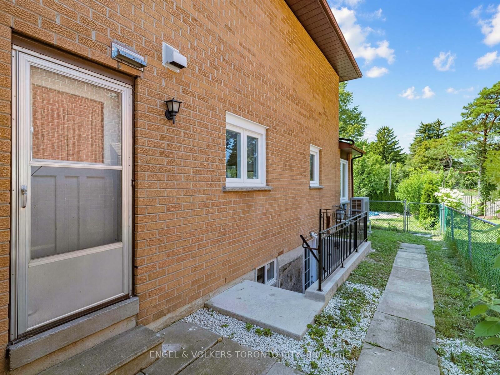 98 Golf Links Drive • Aurora, ON photo 44