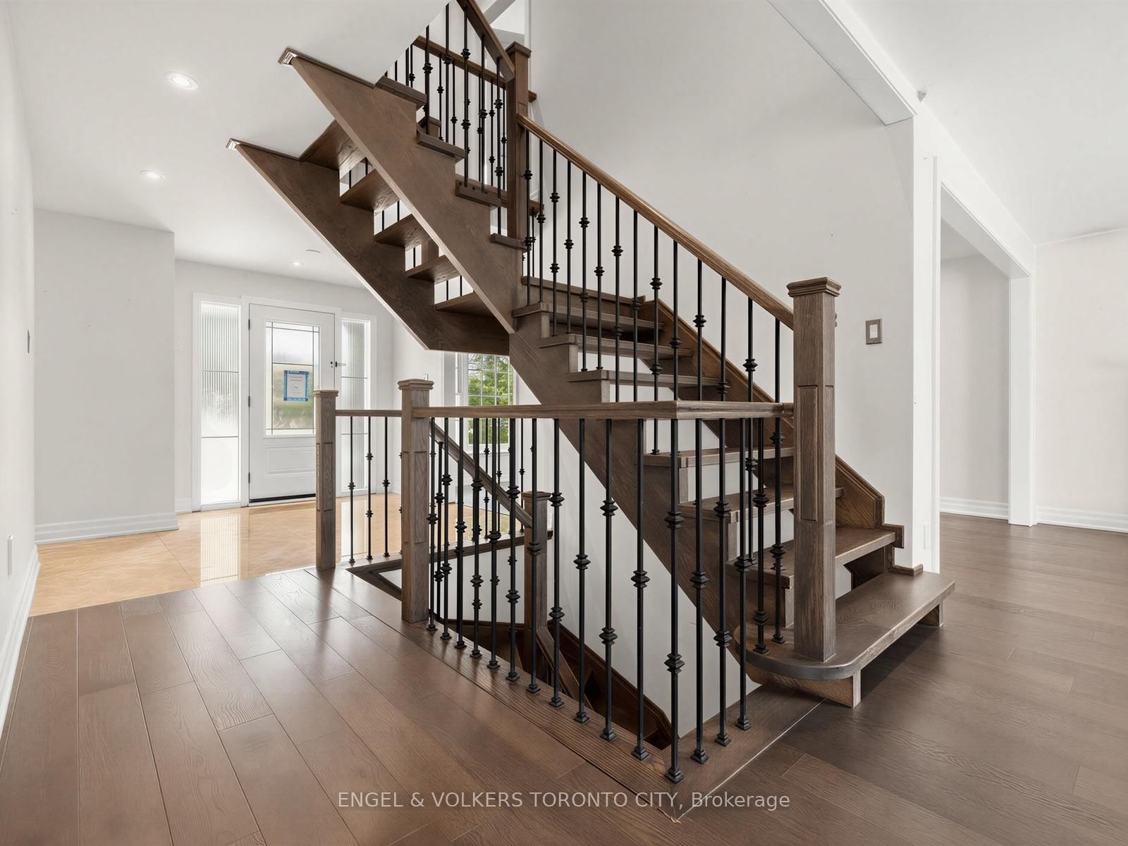 98 Golf Links Drive • Aurora, ON photo 5