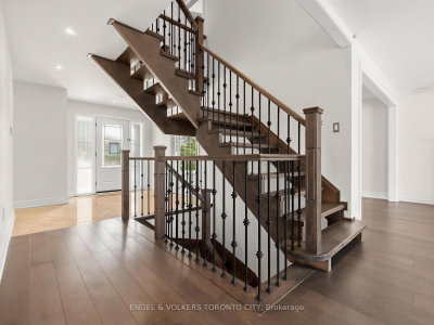 98 Golf Links Drive • Aurora, ON photo 5