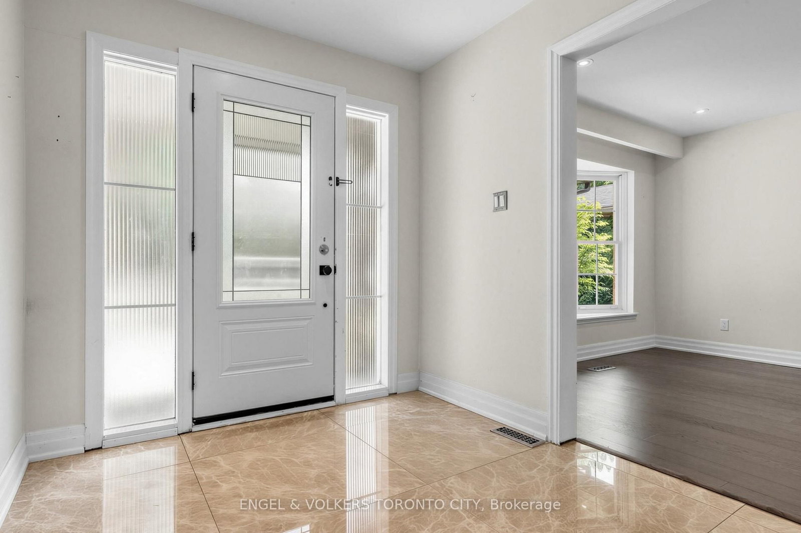 98 Golf Links Drive • Aurora, ON photo 6