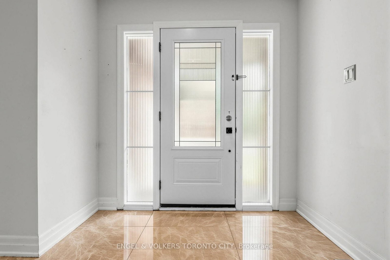 98 Golf Links Drive • Aurora, ON photo 7