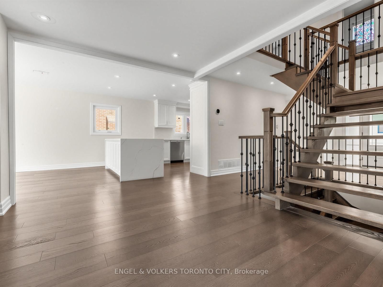 98 Golf Links Drive • Aurora, ON photo 8