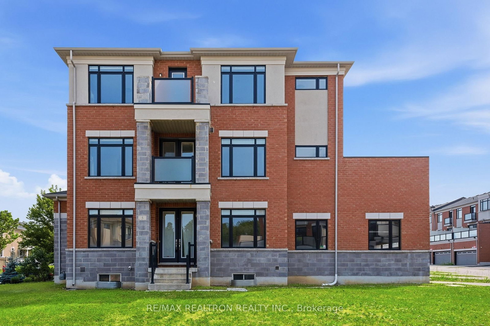 5 Sparks Street • Aurora, ON photo 2