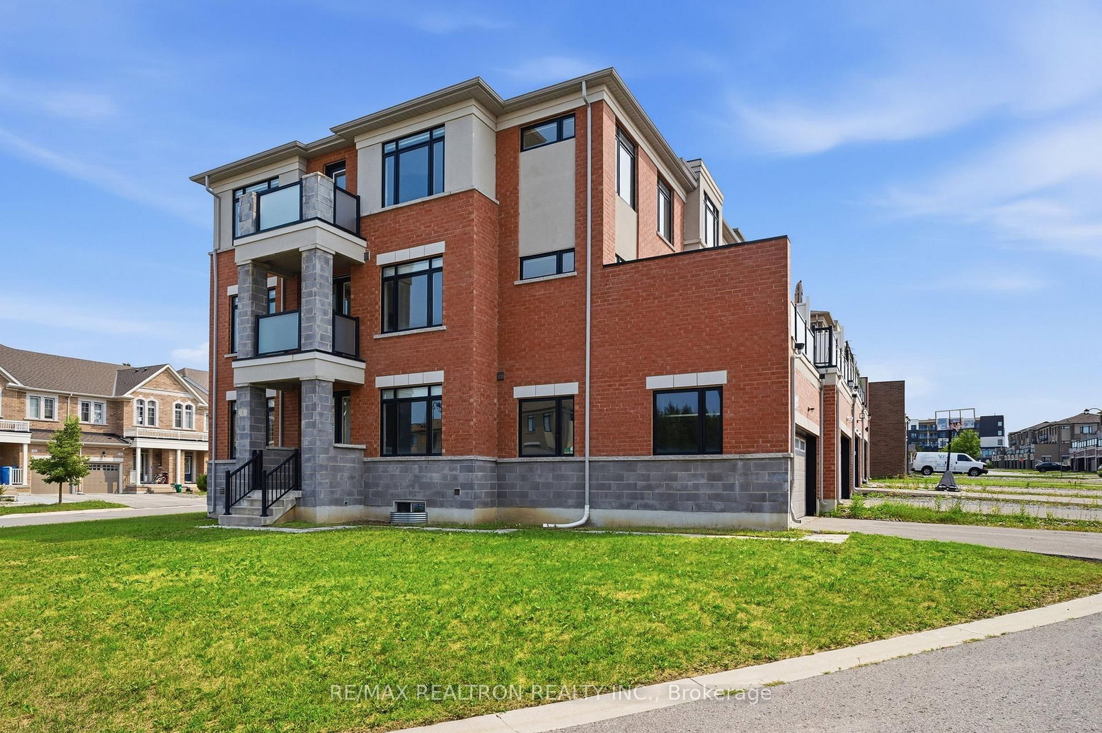 5 Sparks Street • Aurora, ON photo 4
