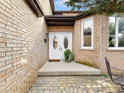 379 Manhattan Drive • Markham, ON photo 2