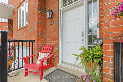 22 Village Green Lane • Bradford West Gwillimbury, ON photo 4