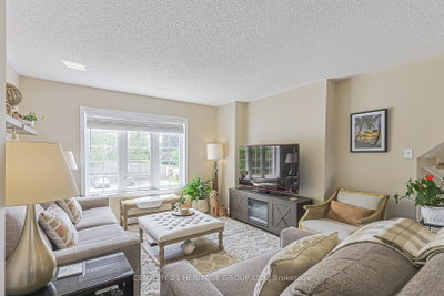 22 Village Green Lane • Bradford West Gwillimbury, ON photo 8