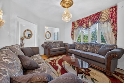 2 Ludford Drive • Richmond Hill, ON photo 6