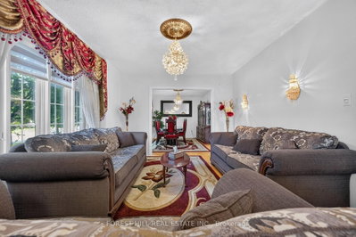 2 Ludford Drive • Richmond Hill, ON photo 8