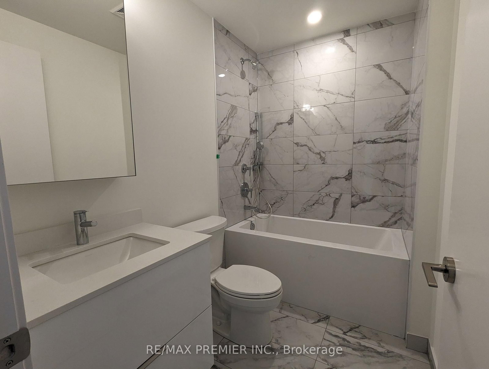 6 David Eyer Road • #811 • Richmond Hill, ON photo 13