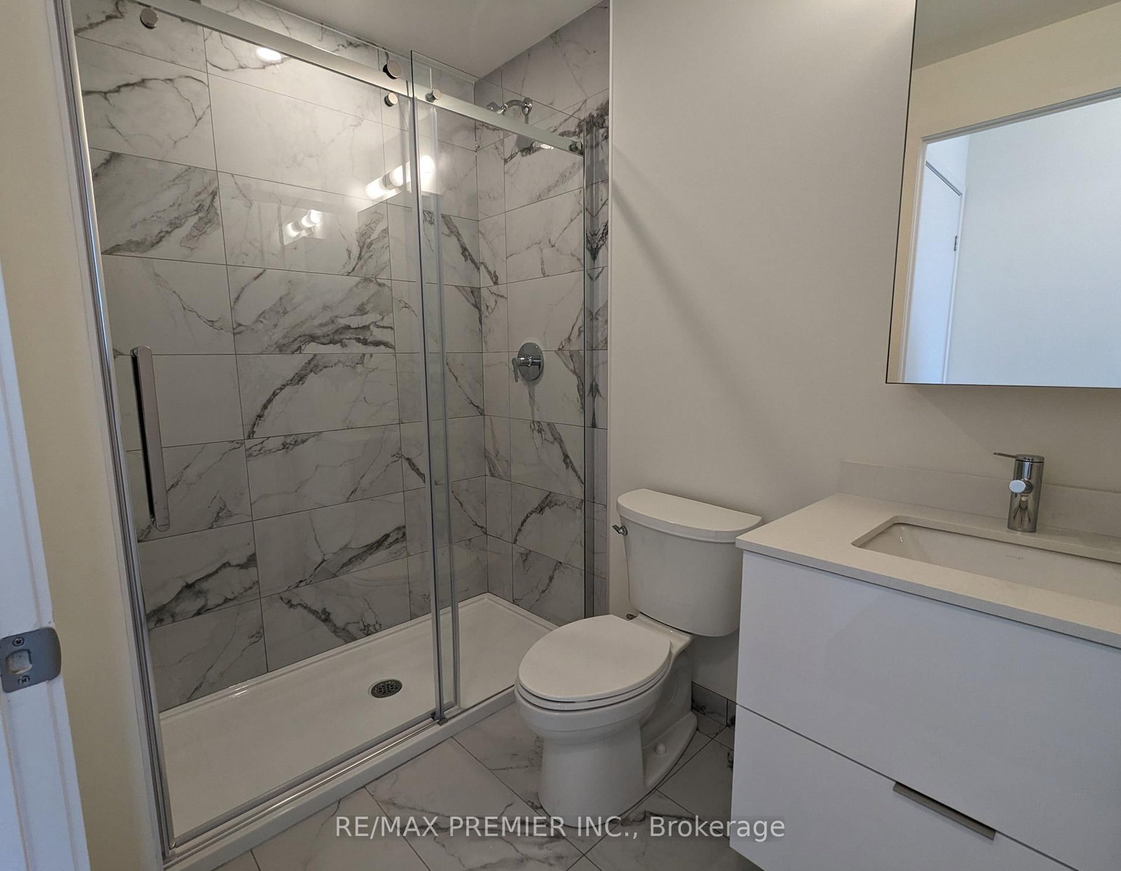 6 David Eyer Road • #811 • Richmond Hill, ON photo 16