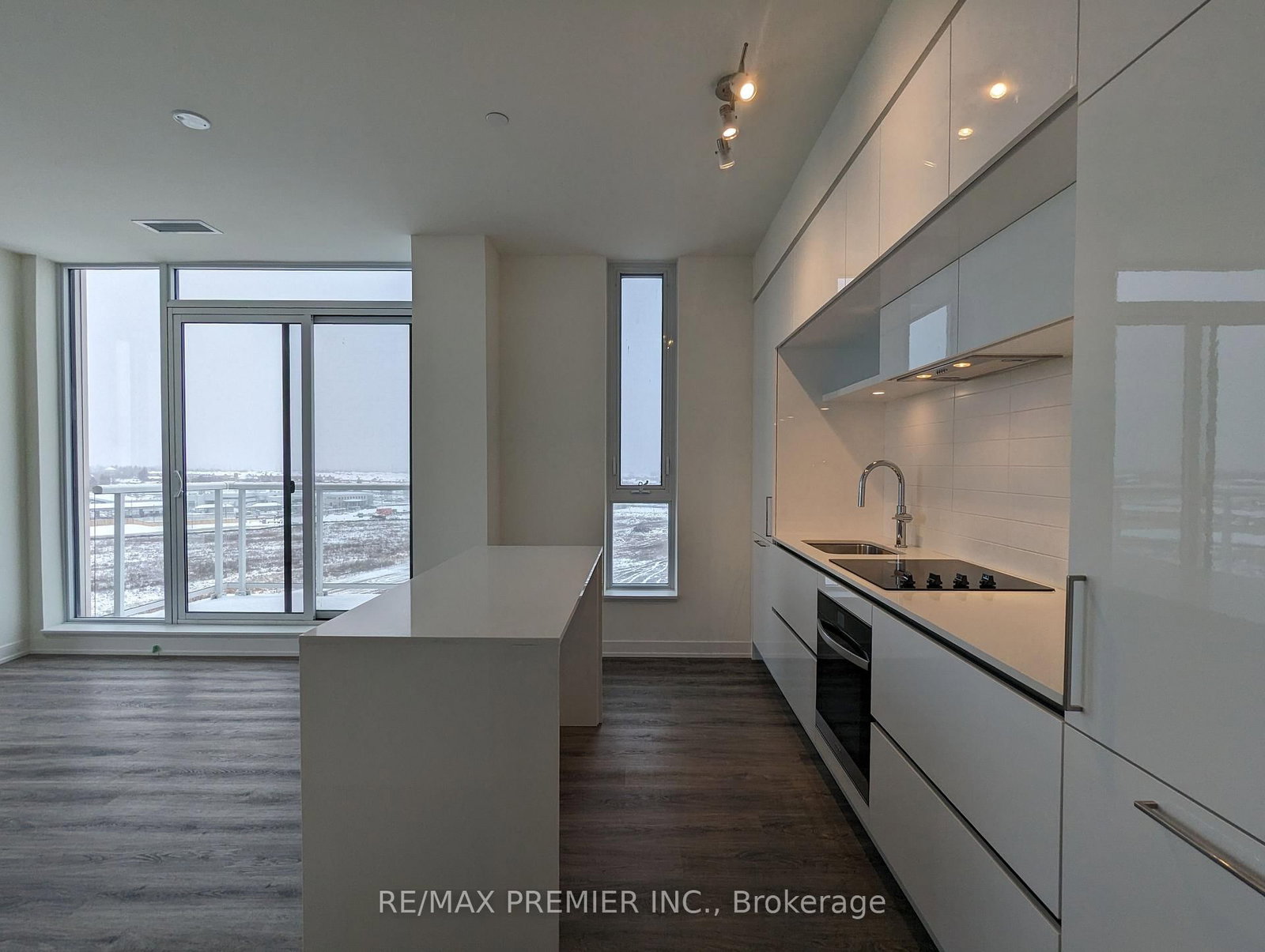 6 David Eyer Road • #811 • Richmond Hill, ON photo 6