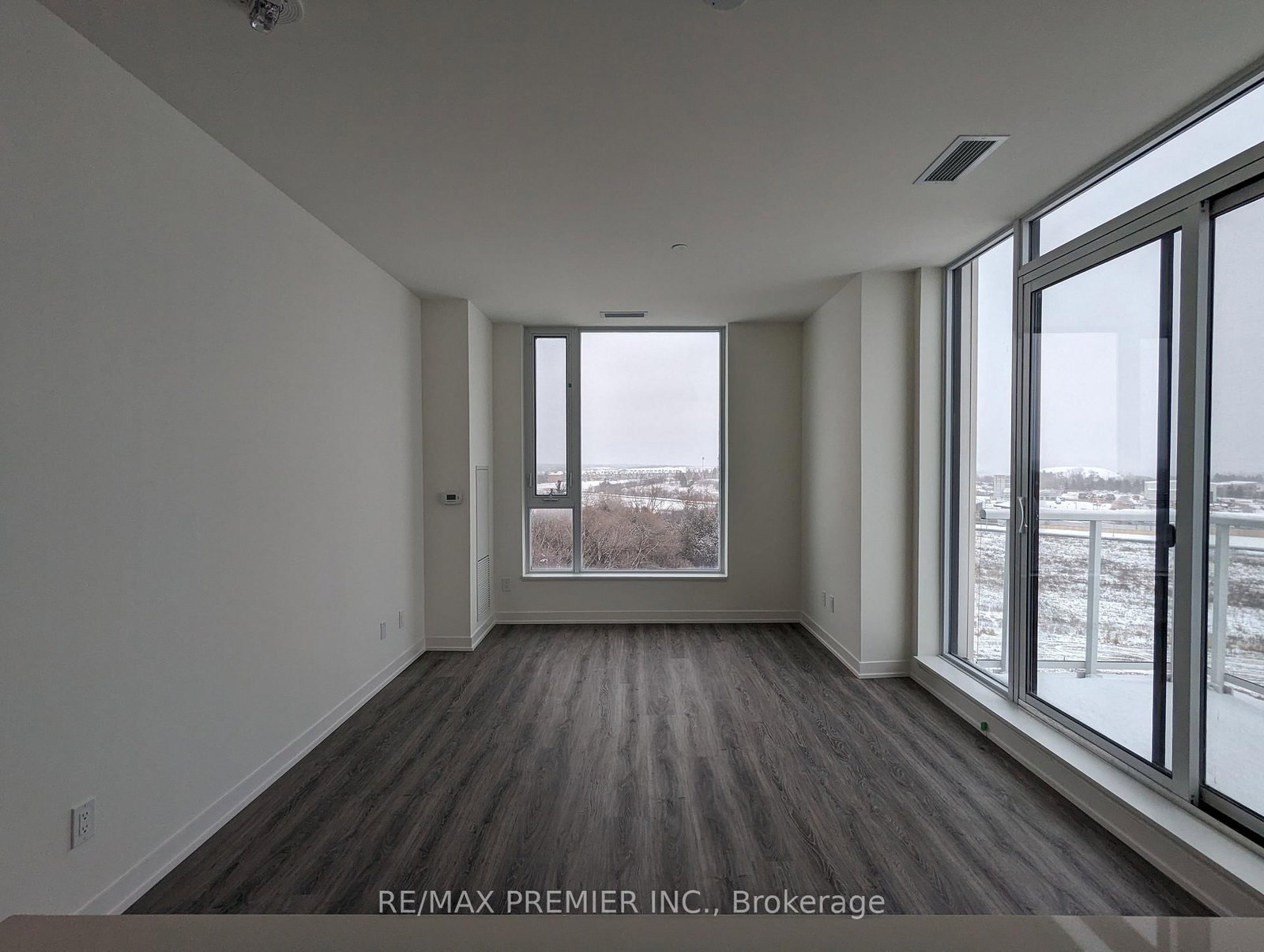 6 David Eyer Road • #811 • Richmond Hill, ON photo 8
