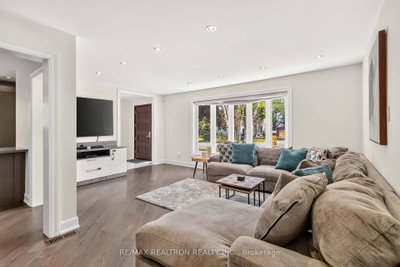219 Bay Thorn Drive • Markham, ON photo 6