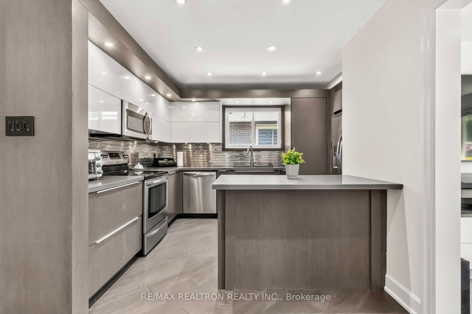 219 Bay Thorn Drive • Markham, ON photo 8