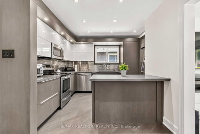 219 Bay Thorn Drive • Markham, ON photo 8