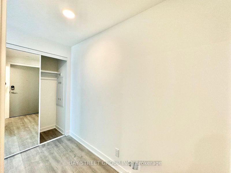 908B - 50 Upper Mall Way
