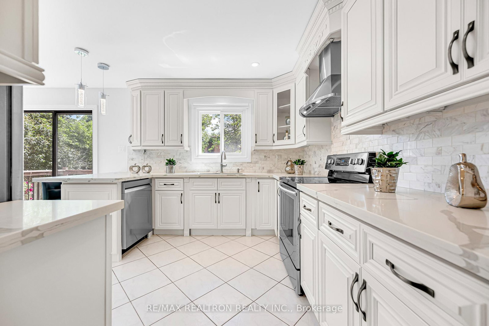 278 Bernard Avenue • Richmond Hill, ON photo 10
