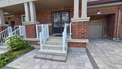 112 Ness Drive • Richmond Hill, ON photo 3