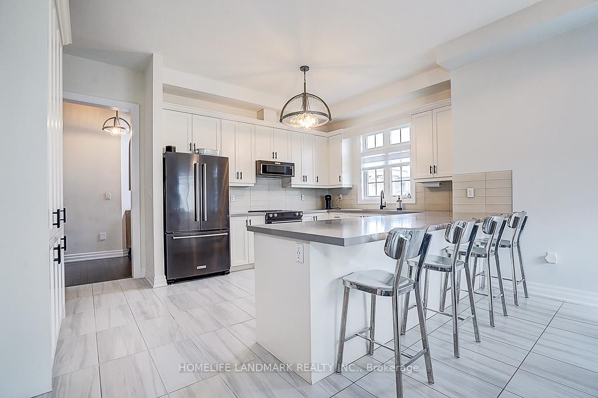 56 Botelho Circle • Aurora, ON photo 10