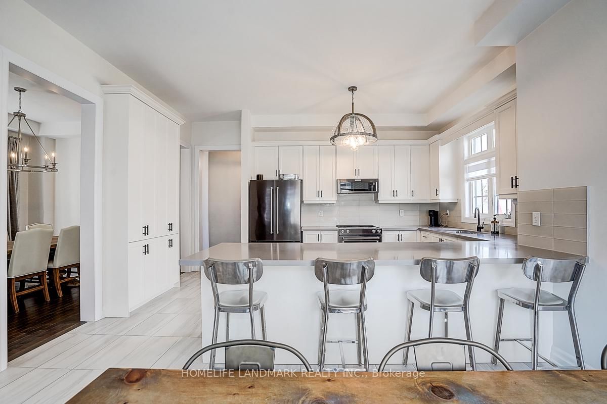 56 Botelho Circle • Aurora, ON photo 11