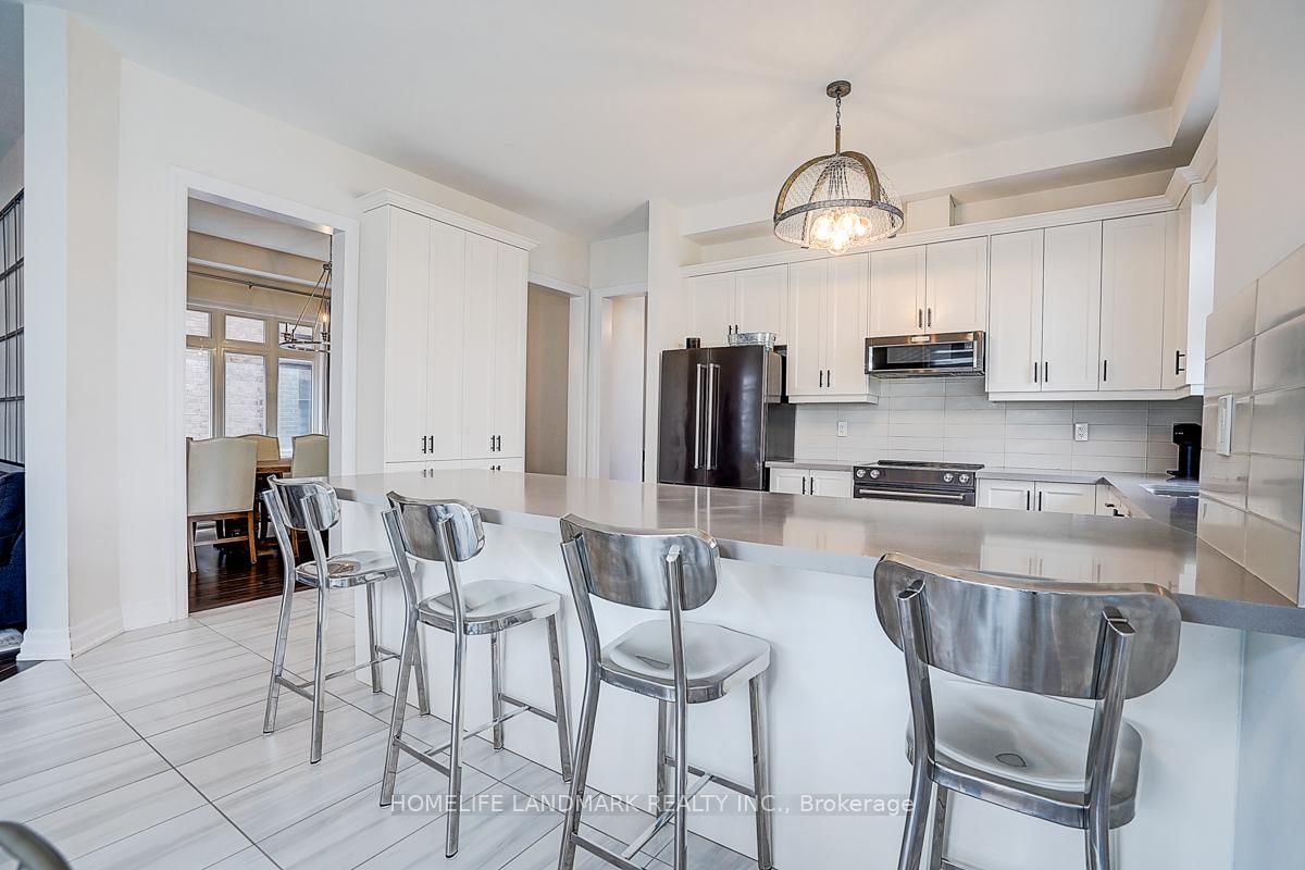 56 Botelho Circle • Aurora, ON photo 12