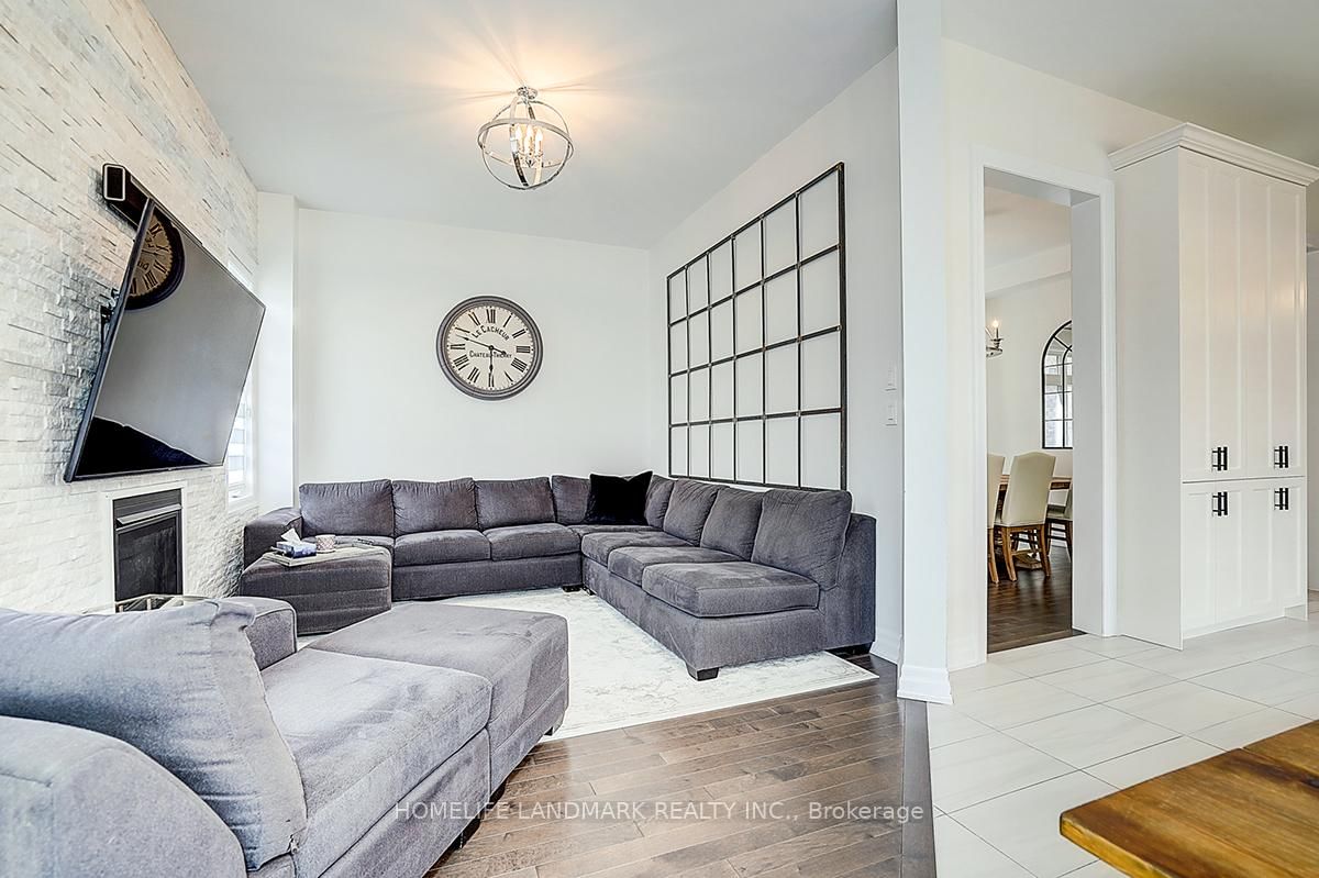 56 Botelho Circle • Aurora, ON photo 3