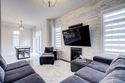 56 Botelho Circle • Aurora, ON photo 4
