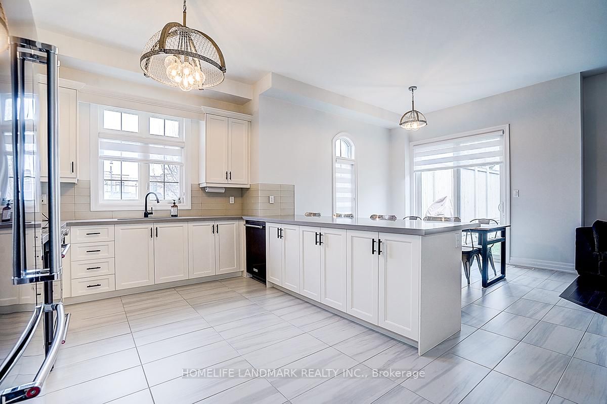56 Botelho Circle • Aurora, ON photo 5