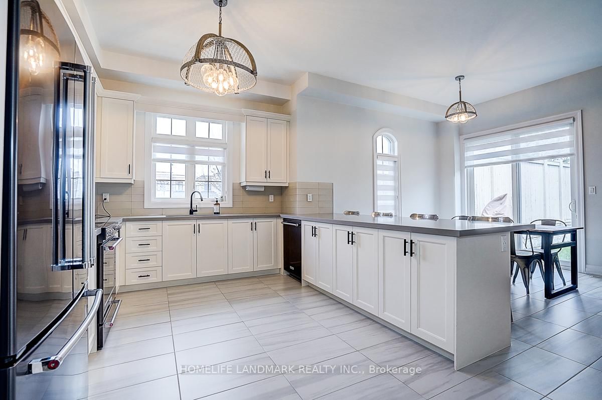 56 Botelho Circle • Aurora, ON photo 8