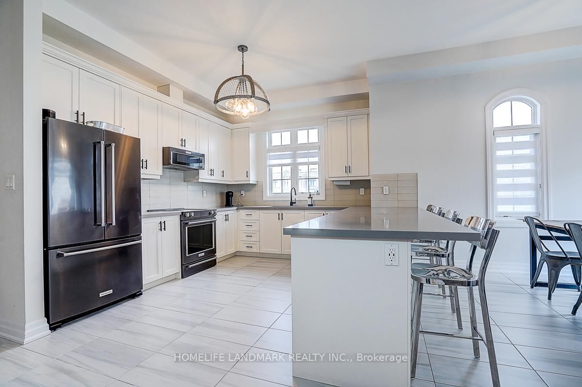 56 Botelho Circle • Aurora, ON photo 9