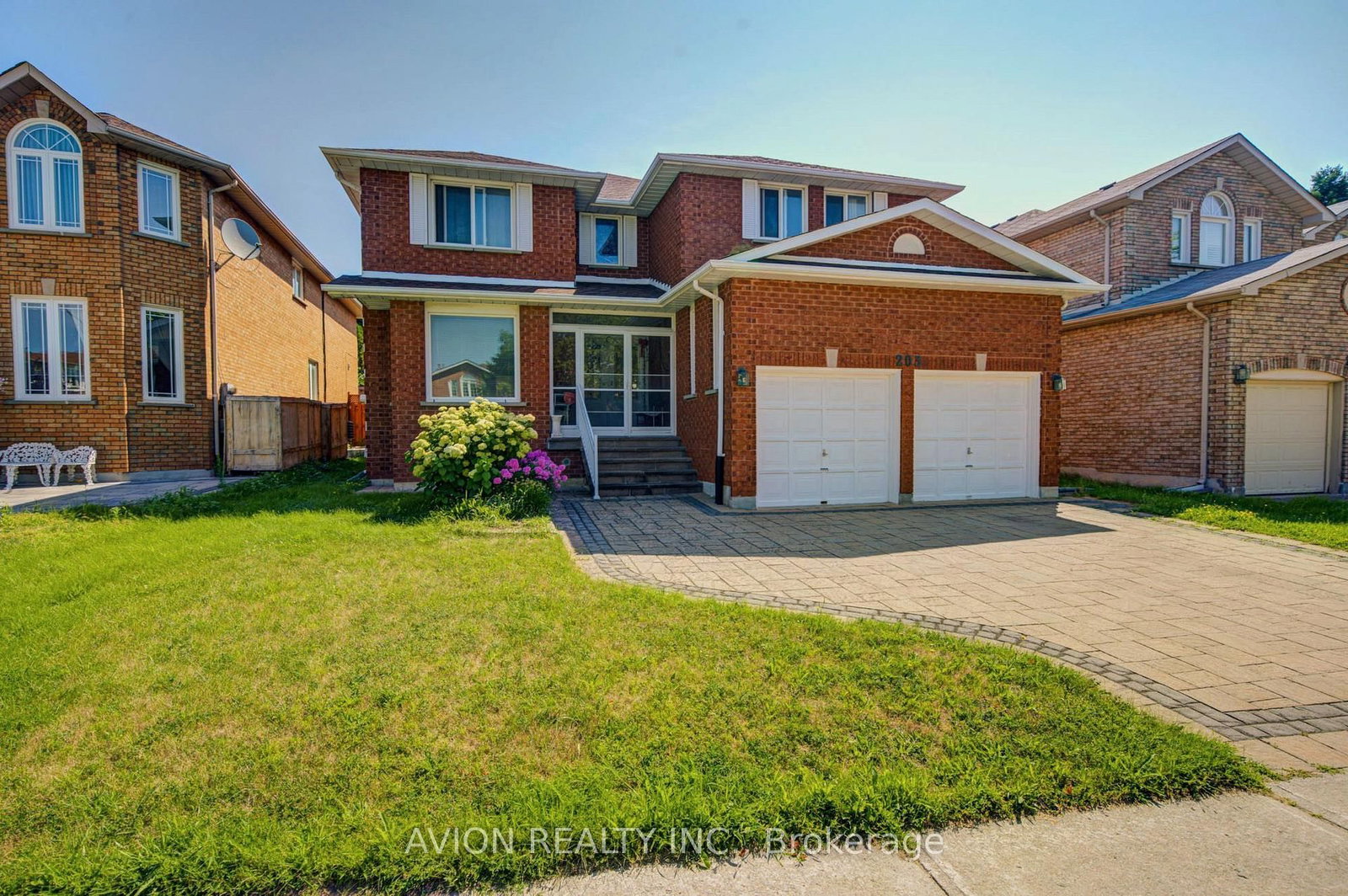 203 Valleymede Drive • Richmond Hill, ON photo 2
