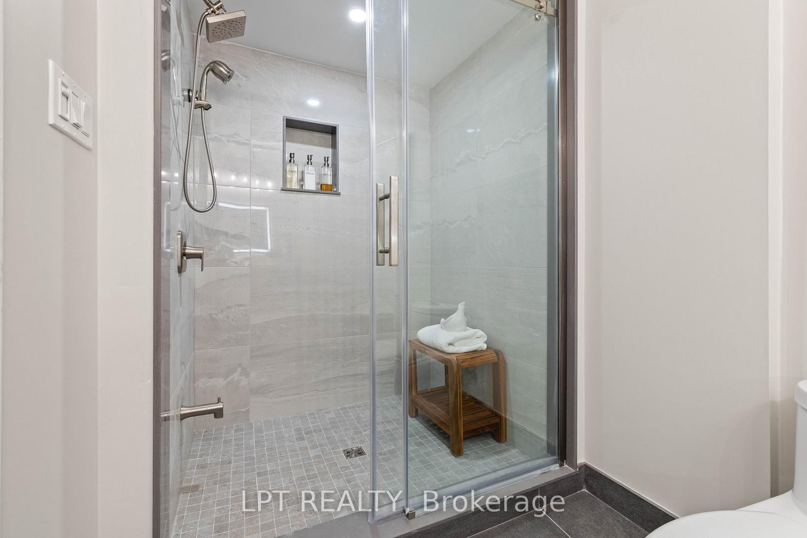 204 The Queensway S • Georgina, ON photo 24