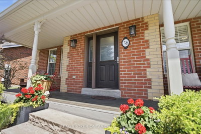 38 Galloway Crescent • Uxbridge, ON photo 3