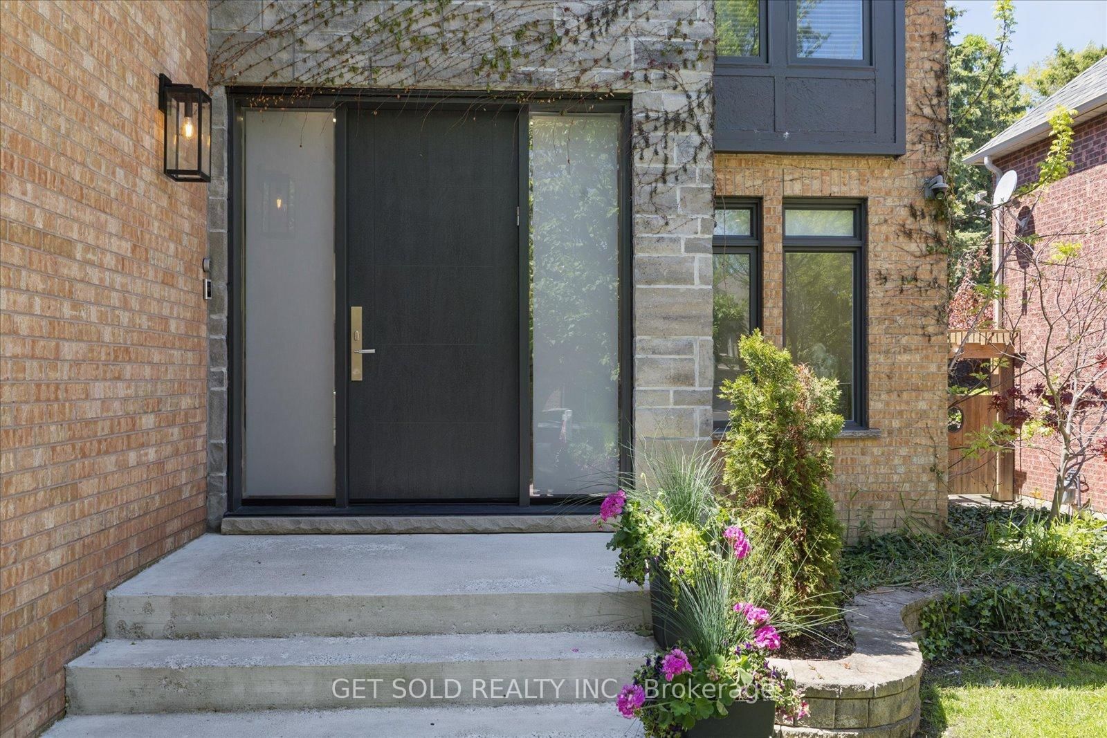 64 Spence Drive • Aurora, ON photo 3
