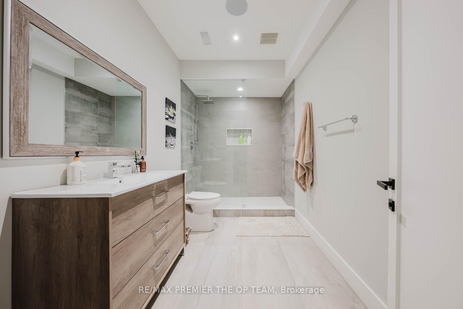 54 Cheltenham Avenue • Vaughan, ON photo 38
