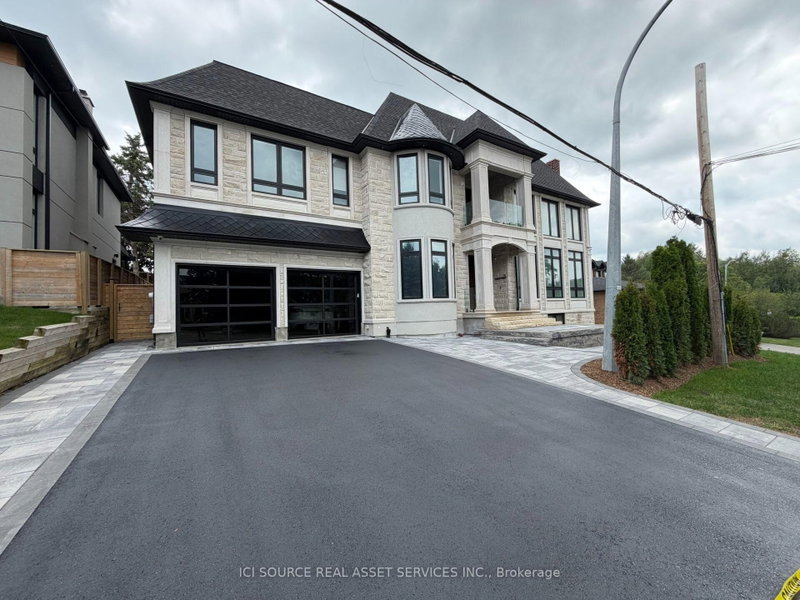 211 Kennedy Street W