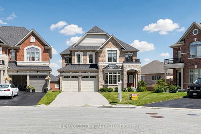 12 Acacia Court • East Gwillimbury, ON photo 2