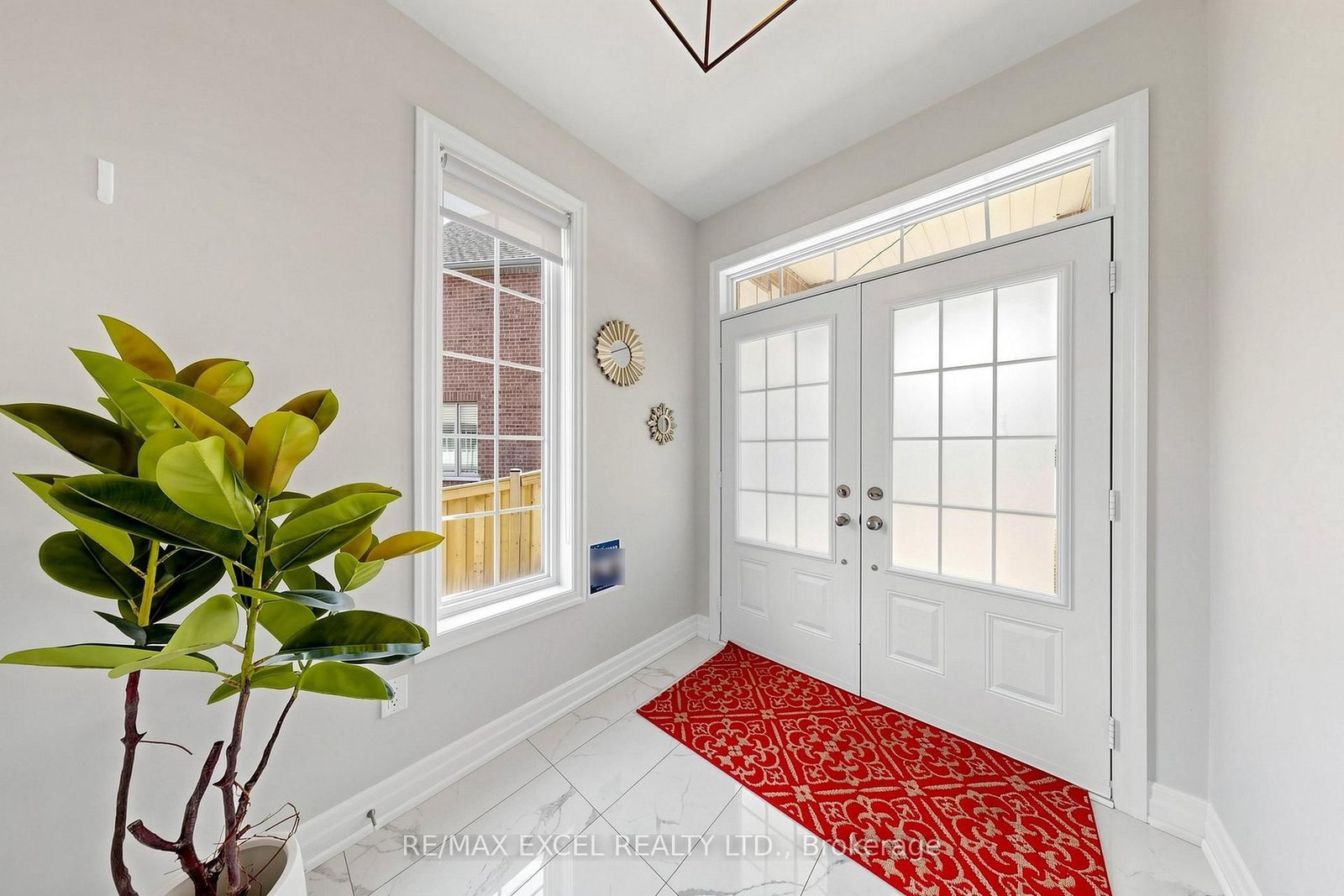 12 Acacia Court • East Gwillimbury, ON photo 3