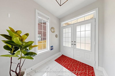 12 Acacia Court • East Gwillimbury, ON photo 3
