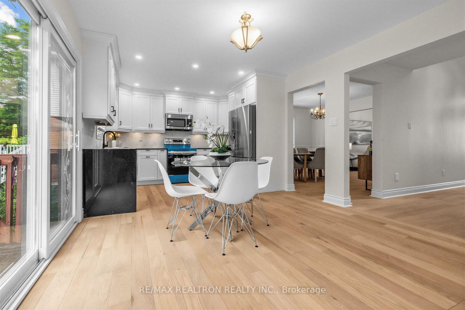 416 Alex Doner Drive • Newmarket, ON photo 12