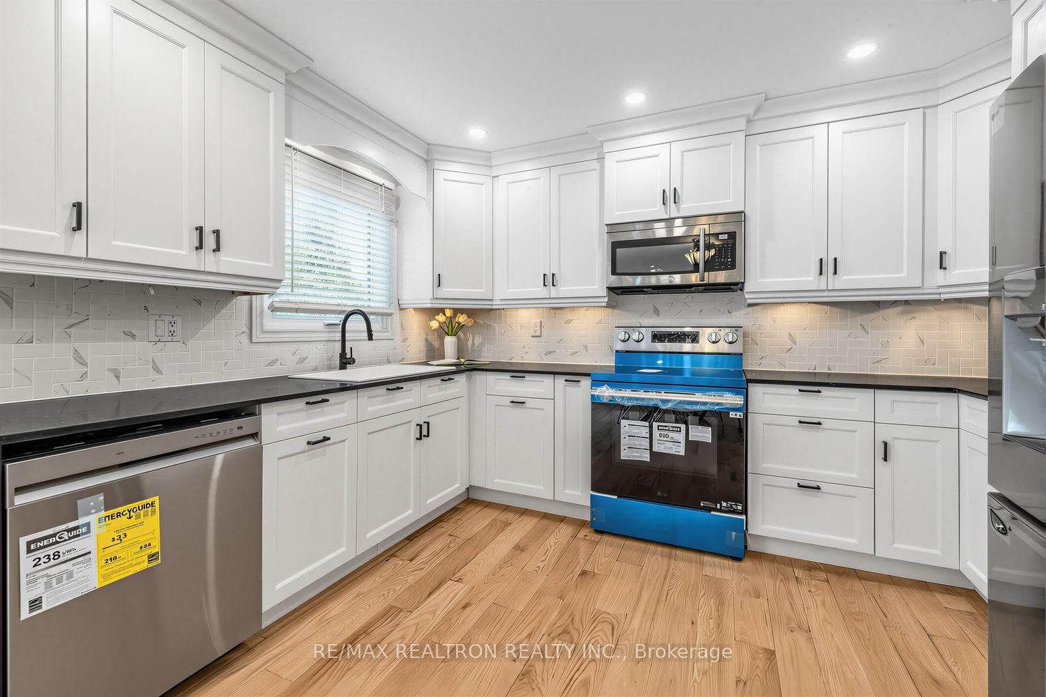 416 Alex Doner Drive • Newmarket, ON photo 14